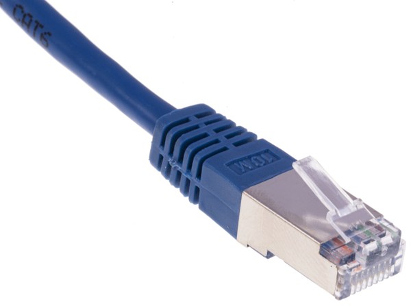 cable de xarxa mascle Ethernet per connectar-se a internet durant el teletreball